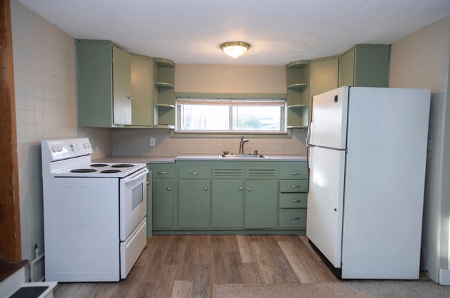 Kitchen - 63C Brewster Ave