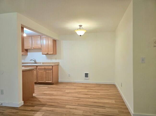 Building Photo - Lynnwood 3 Bed/2 Bath with Fireplace