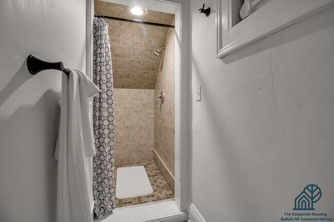 Foto del edificio - Furnished 2-Bedroom Apartment near Elmwood Village