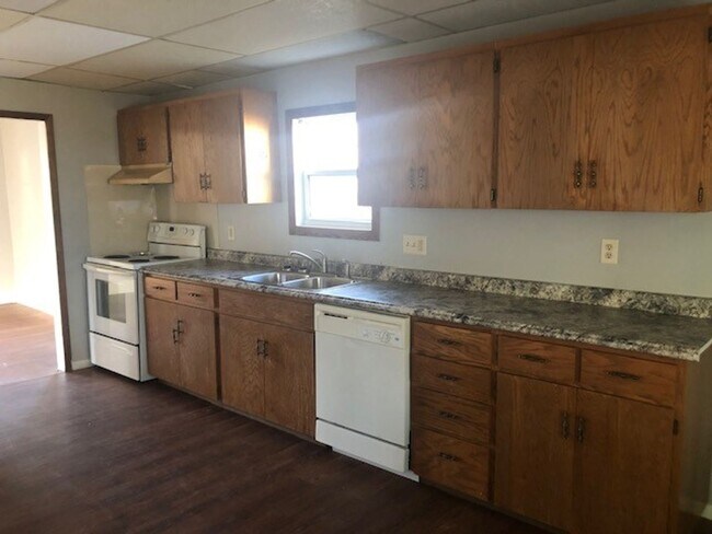 Building Photo - 3 Bedroom House!