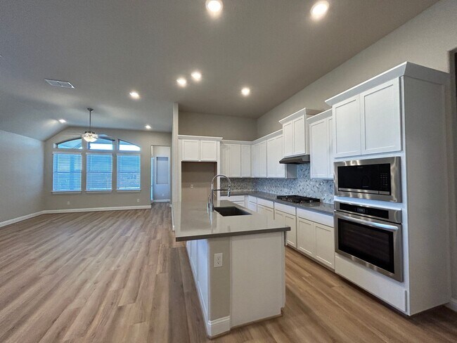 Building Photo - Veramendi Subdivison /4 Bedrooms Plus a St...