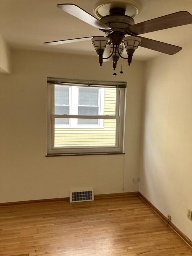 Comedor con orientación este y ventilador de techo. - 17003 Hilliard Rd