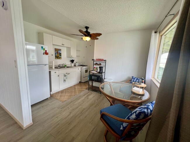Building Photo - Fully Furnished 2 Bed, 1 Bath Condo – Prim...