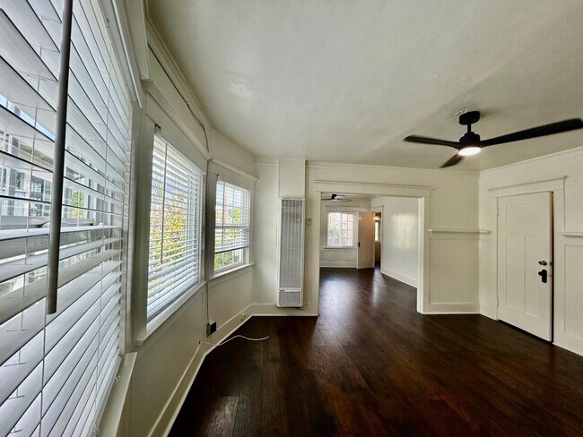 Building Photo - LA T 3520-3526 White House Place