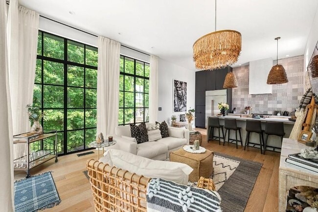 Building Photo - 1008 Albion Ave NE