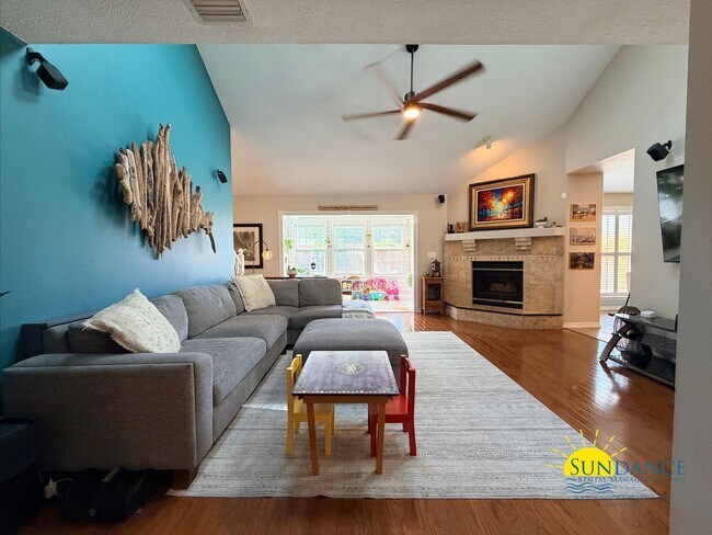 Foto del edificio - Stunning 5 Bedroom Home in Mary Esther with Beach Access, Pool and Solar Panels!