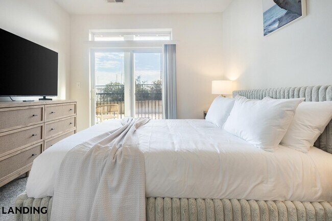 Foto del edificio - 4921 Pretty Lake Ave