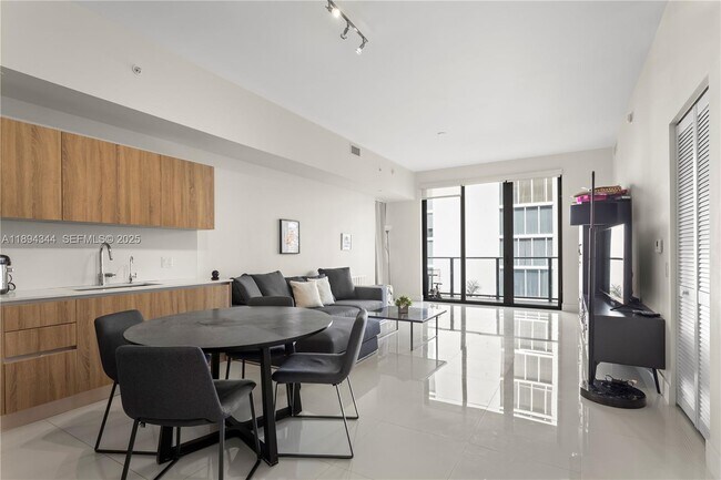 Foto del edificio - 2960 NE 207th St