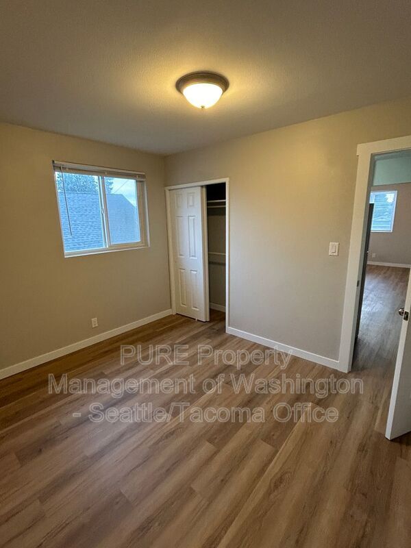 Building Photo - 111 10th St SE