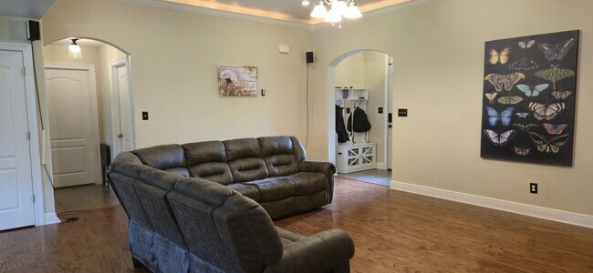 Building Photo - Spacious 4BR House in Leesville