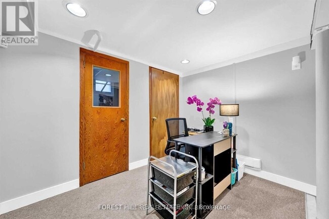 Building Photo - 996 Bayview Ave