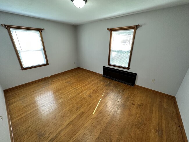Building Photo - 302 Durand St