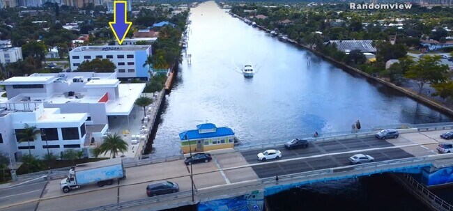 Foto del edificio - 105 S Riverside Dr