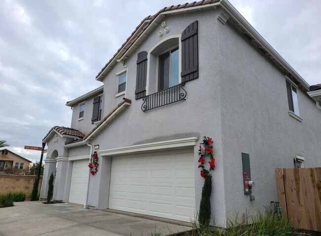 Foto del edificio - Spacious 3BR , 2,335 SqFt House in North F...