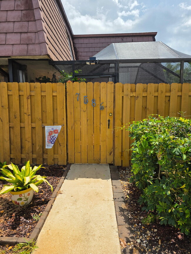 Building Photo - 7586 Courtyard Run E