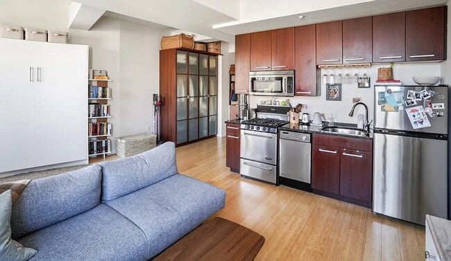 Foto del edificio - BEAUTIFUL 1 BEDROOM 1 BATHROOM