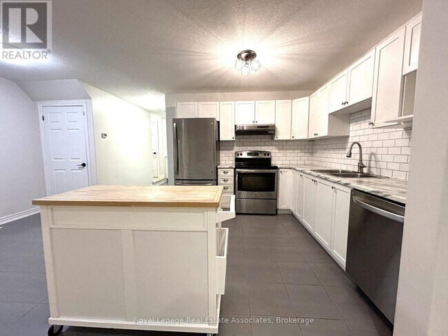 Building Photo - 120 Parkinson Crescent