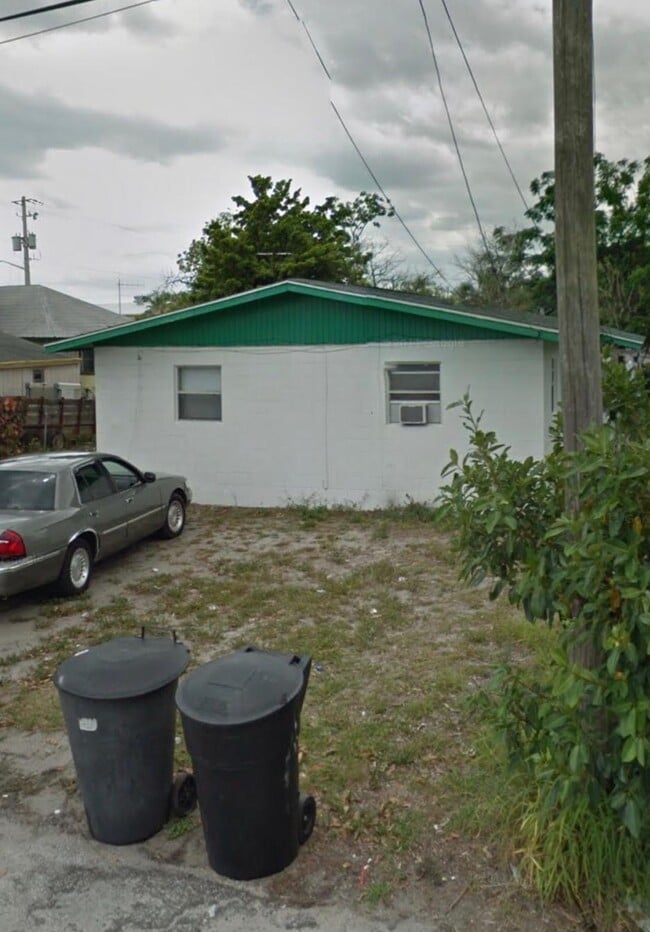 Building Photo - 1405 Edgewood Terrace