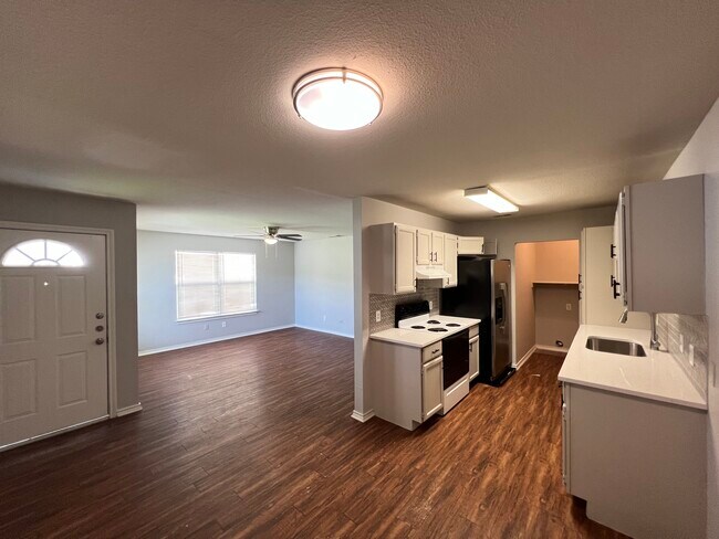 Foto del edificio - 8126 Marydean Ave