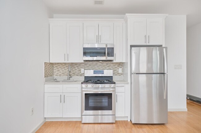 Building Photo - Beautifully Renovated 3 Bedroom 2 Bath Apa...