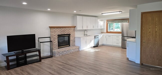 Building Photo - 5530 Vinewood Ln N