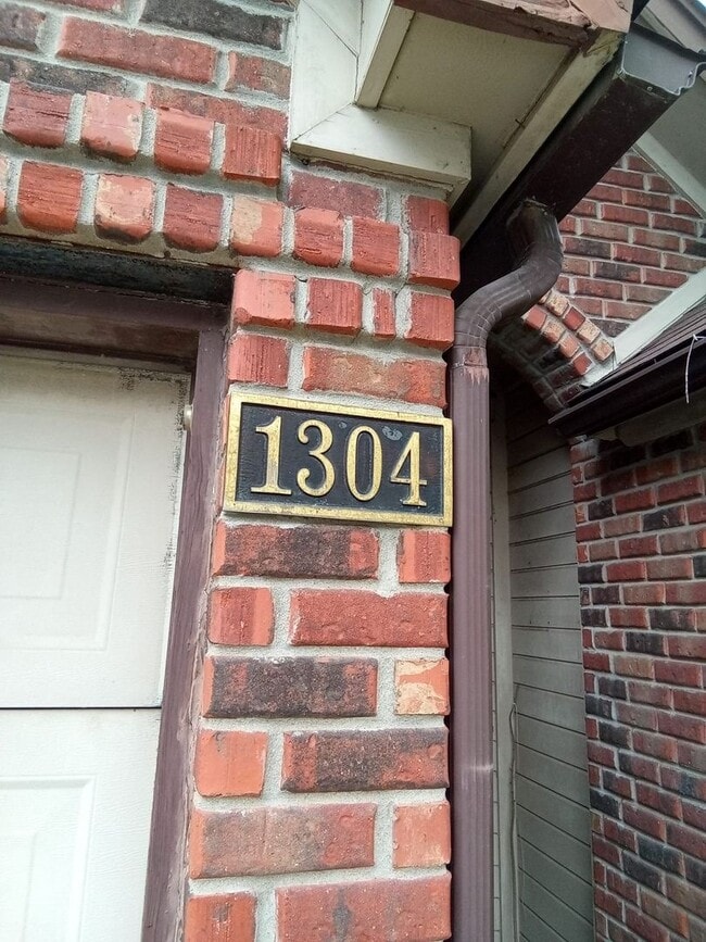 Building Photo - 1304 Garden Path Dr