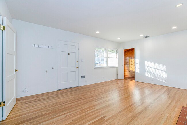 Building Photo - 2206 N Orchard Dr