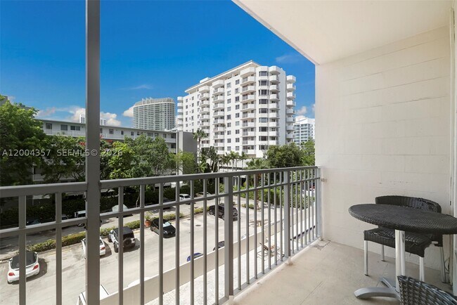 Building Photo - 1300 Lincoln Rd