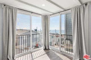 Building Photo - 205 44th St