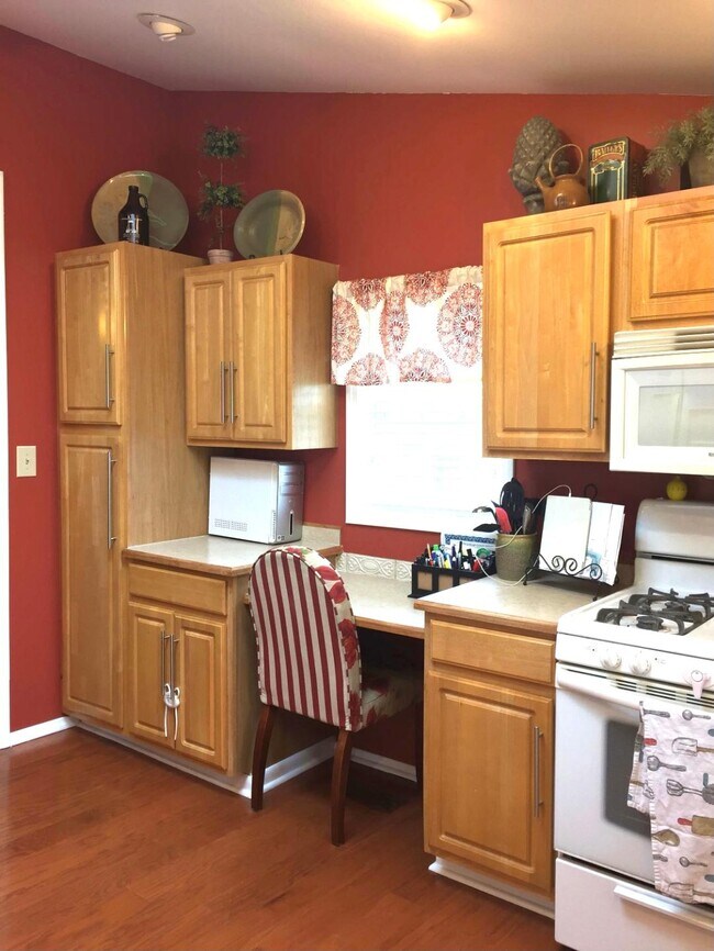 Tu propia mini oficina en tu cocina. - 1153 Vine St