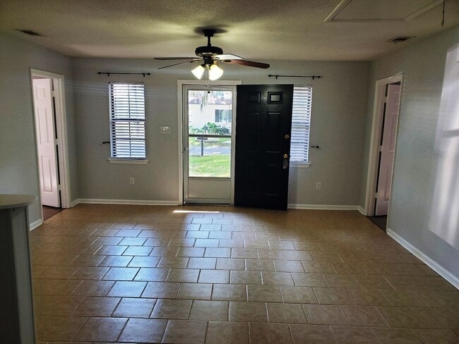Building Photo - **Newly remodeled kitchen **  2 bedroom, 2bath Isle of Hope home with fenced in backyard and scre...