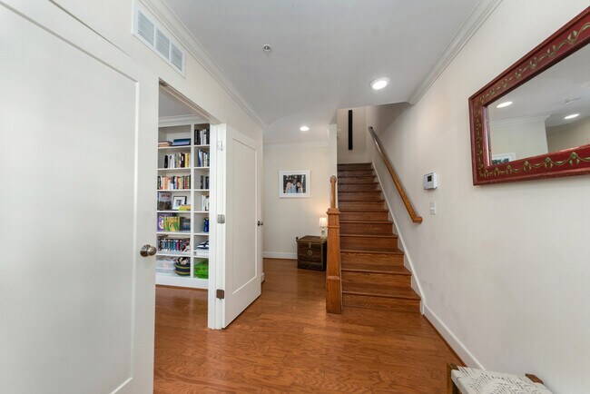 Foto del edificio - 42 Ellsworth Heights St