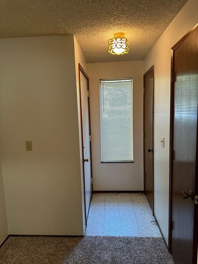 Foto del edificio - 2 bedroom 1.5 bathroom duplex in quiet Thurston neighborhood!