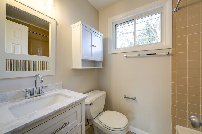 Foto del edificio - Charming 3BR Home with Fenced Backyard & Patio in Silver Spring