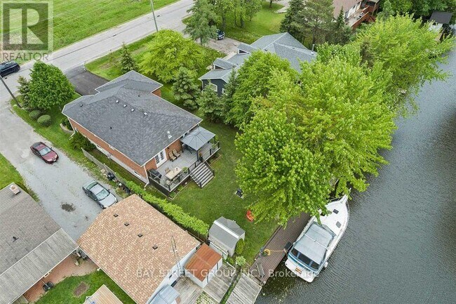 Building Photo - 722A Lake Dr S