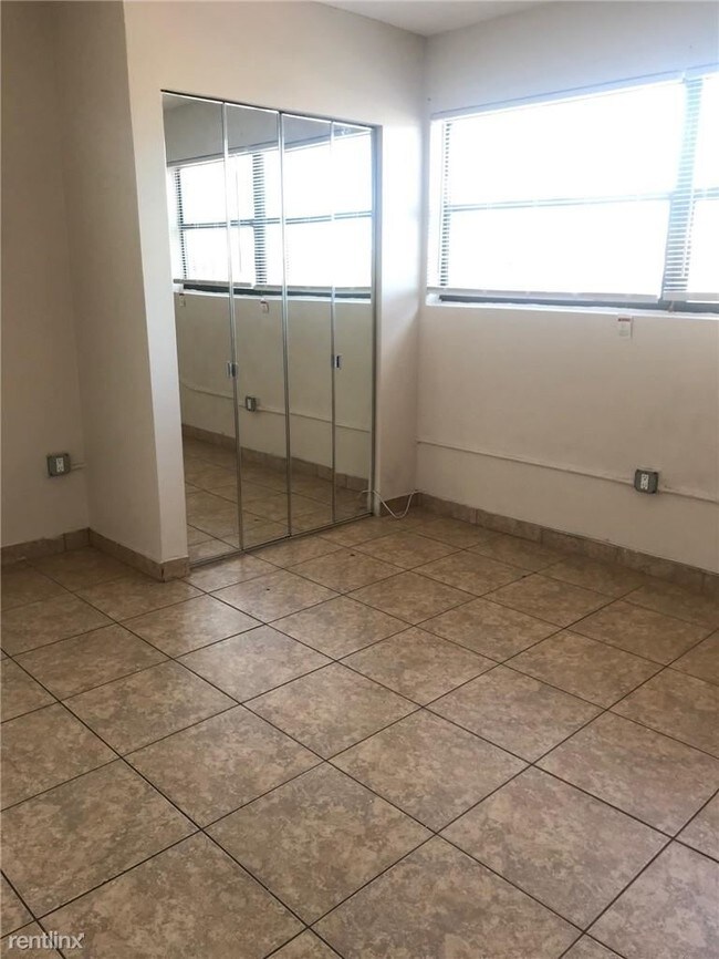 Building Photo - 4 br, 3 bath House - 6760 Petunia Dr # 1