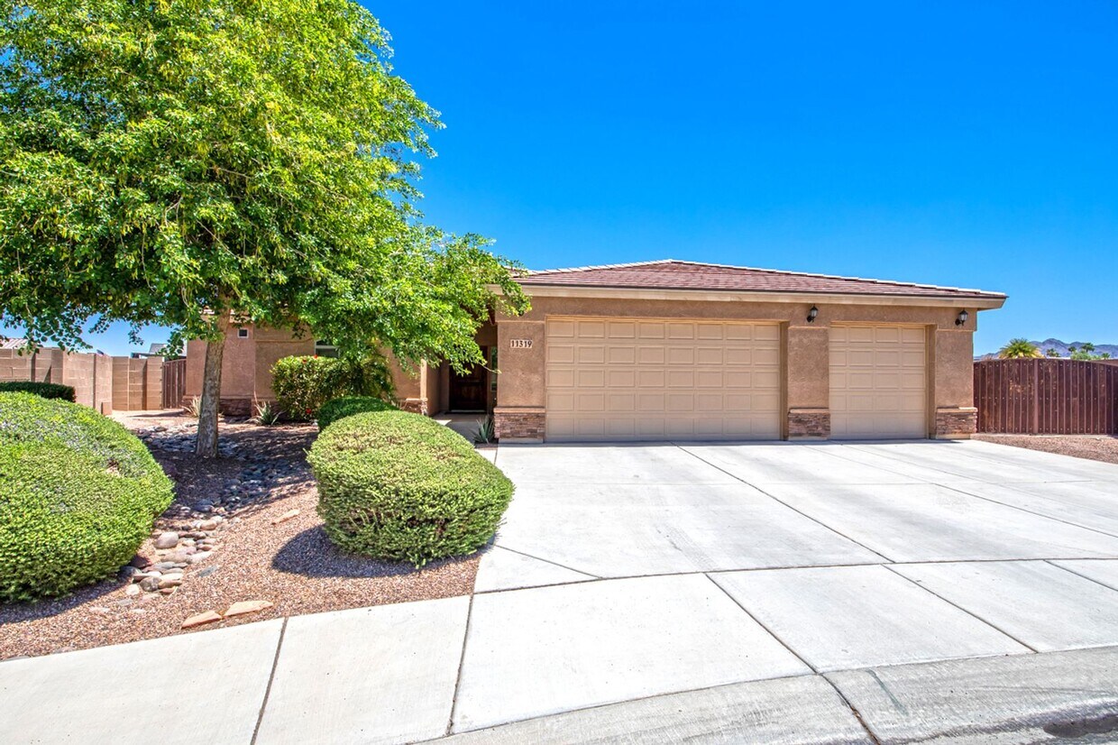 Foto principal - Spectacular open floor plan home!