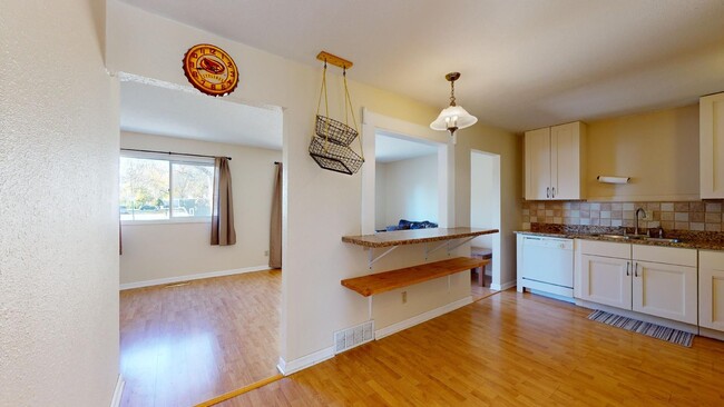 Foto del edificio - AVAILABLE JANUARY! Cute 3 Bedroom Townhous...