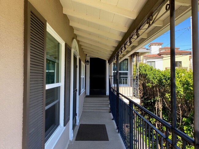 Foto del edificio - 4439 Lakeside Dr