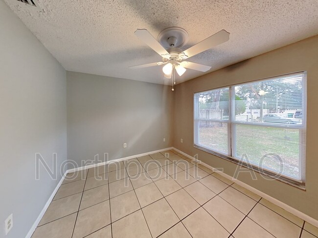 Building Photo - 8922 N Dexter Ave