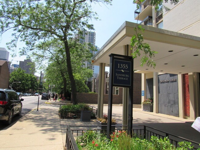 Foto del edificio - 1355 N Sandburg Terrace
