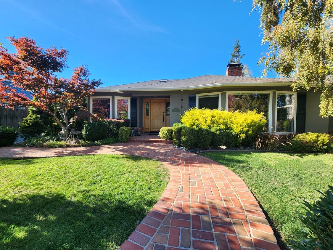 Primary Photo - Charming Single Family Home in West Menlo ...