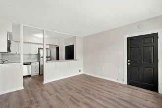 Building Photo - 644-650-650 Center Ave