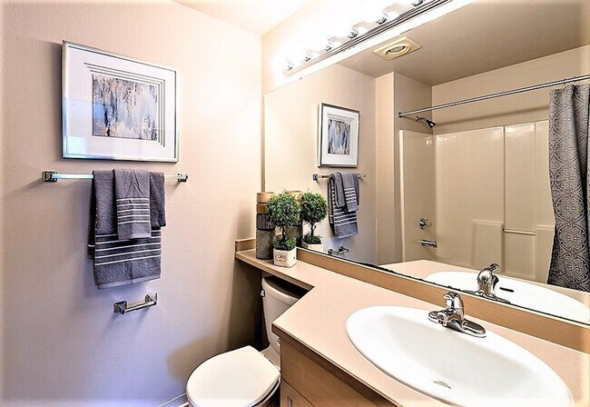Interior Photo - Plaza 45