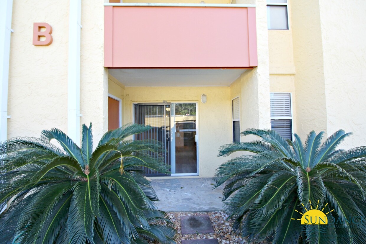 Primary Photo - Charming 2 Bedroom Ground Unit at The Cedars
