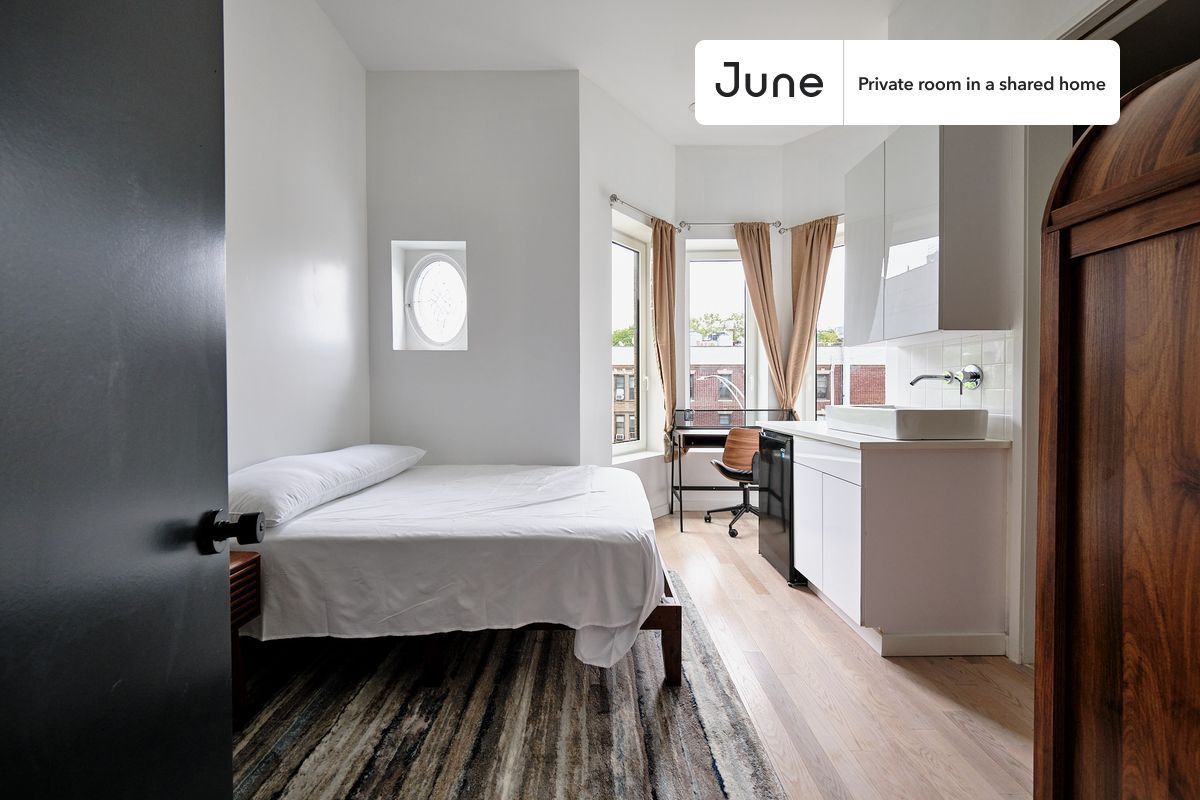 Foto principal - Room in Shared 4 bed/4 bath home
