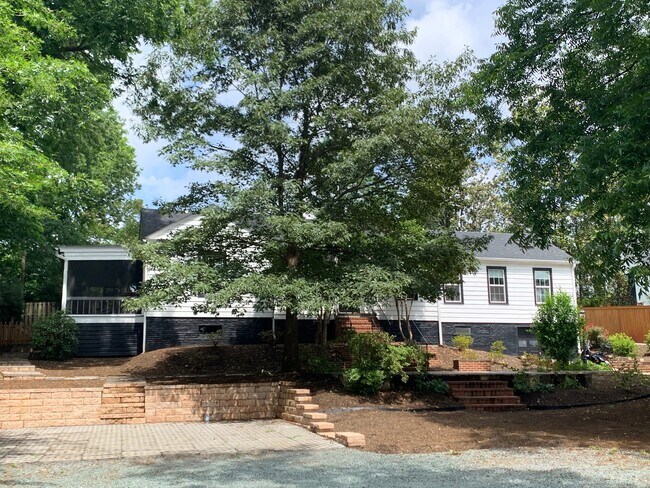 Building Photo - 815 Saint Clair Ave