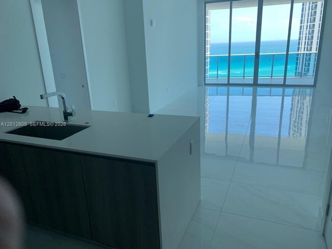 Foto del edificio - 17550 Collins Ave