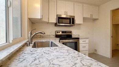 Building Photo - 9469 Carlton Oaks Dr