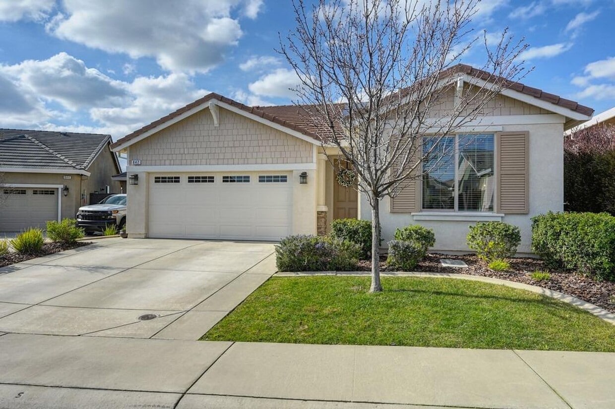 Foto principal - 3 Bedroom Home in Whitney Ranch
